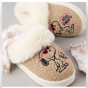 American Eagle Outfitters Snoopy Slippers - Tan and White